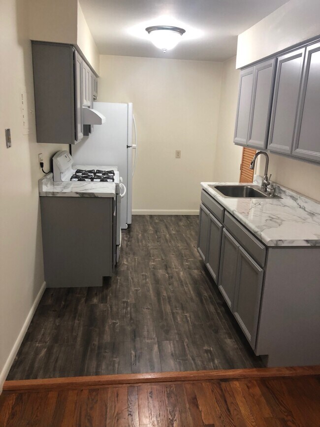 Building Photo - 1 Colonial Rd Unit 125