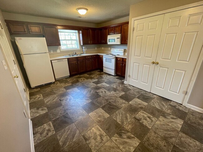 Photo - 3 Bedroom 2 Bath Home For Rent Near 101st!