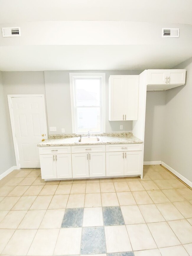 Newly Renovated 2bed 1bath house. - Newly Renovated 2bed 1bath house.