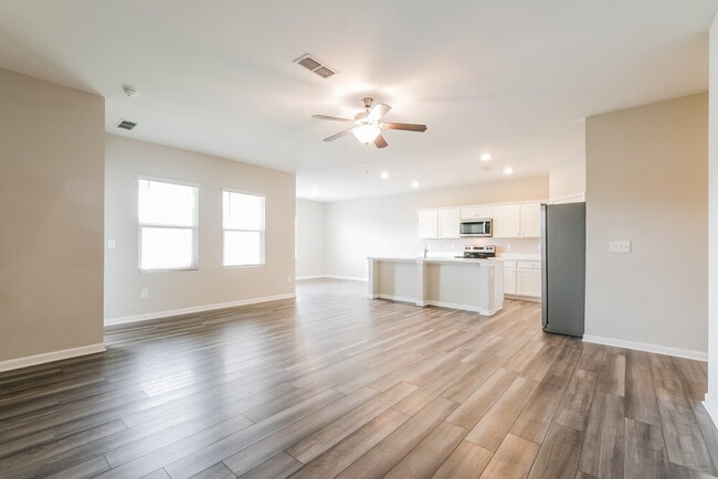 Photo - 590 Knightsbridge Ln