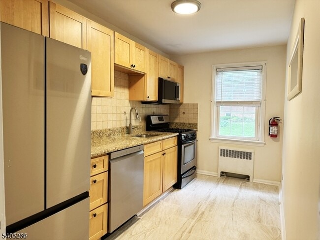Building Photo - 390 Morris Ave Unit 35