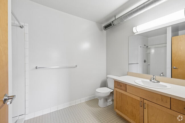 1BR, 1BA - 535SF - Bathroom