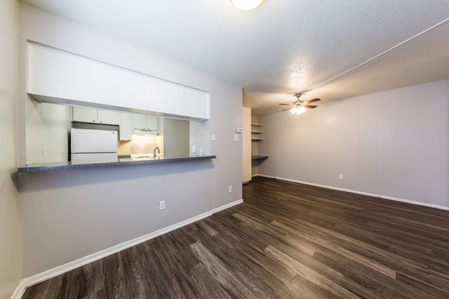 Photo - Los Arcos Apartments - Hyde Park