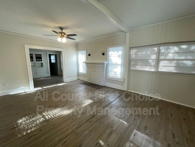 Photo - 1111 James Ave S