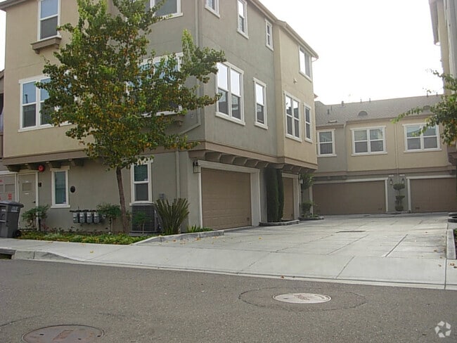 Building Photo - Beautiful end-unit Townhouse 3 bedrooms/2....