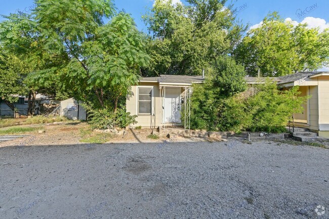 Building Photo - Improved Price! Cute 2/1 Duplex in Fort Wo... Rental