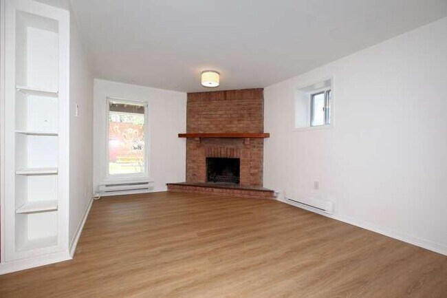 Photo - High Park- SPACIOUS Renovated 2/3 Bdr or Den /1Bath $3290/mth incl. Utilities Unit 4