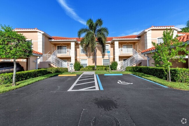 Building Photo - Seasonal Condo Available in Bonita Springs...