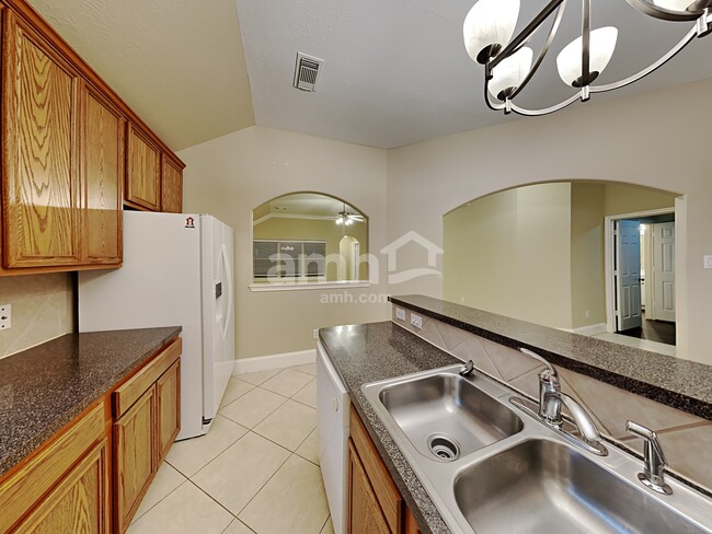 15831 Collinsville Dr