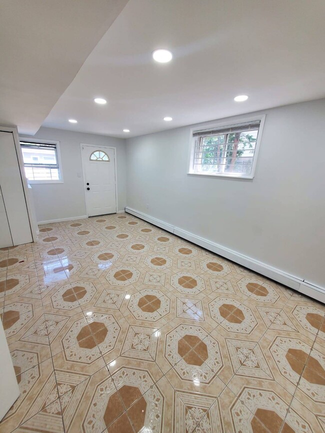 Photo - 10-20 Bay 32 St