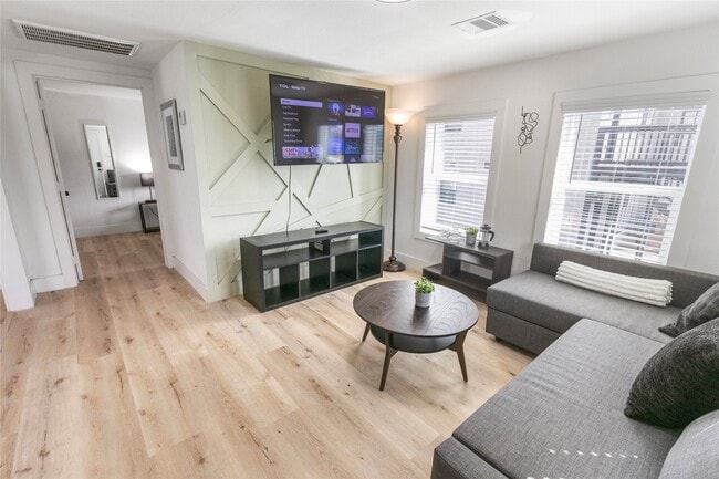 Photo - 2820 Blodgett St Unidad 3