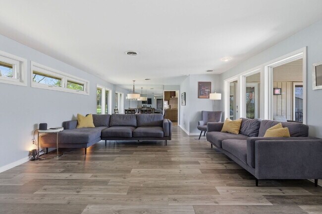 Photo - Charming 3-Bed Oasis with Scenic Waterfront Views and Pool 15 minutes from Downtown Nashville