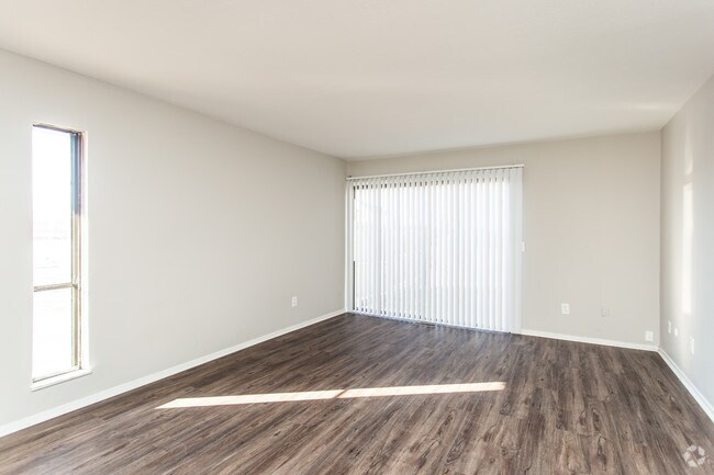 1BR, 1BA - 595 SF