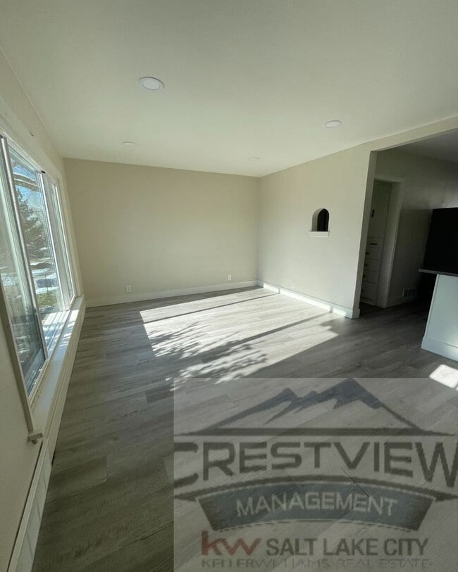 Photo - Theall Triplex Unit 986