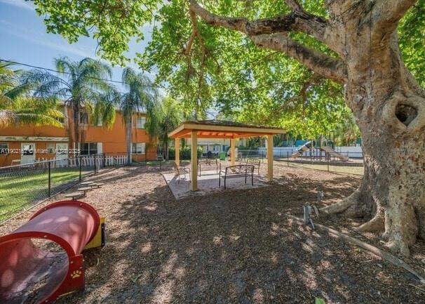 Photo - 5235 NE 3rd Ct Unidad 2