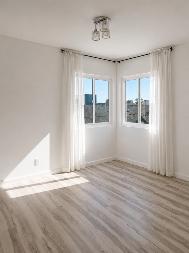 Photo - 1178 N Kenmore Ave Unit Luxury Remodeled 4BR