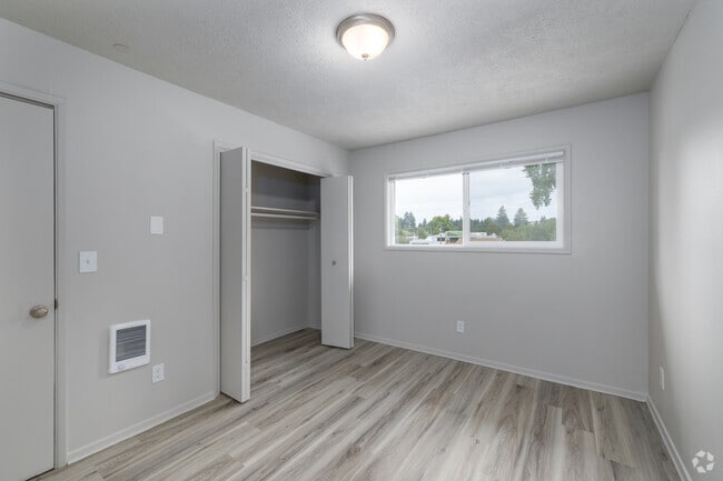 2BR, 1BA - 925SF