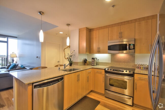 Building Photo - Gorgeous, Large 2 Bedroom Condo with Spect... Unit 1015