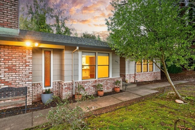 Building Photo - Charming 3-Bed / 2-Bath Retreat on Over an Acre in Sebastopol