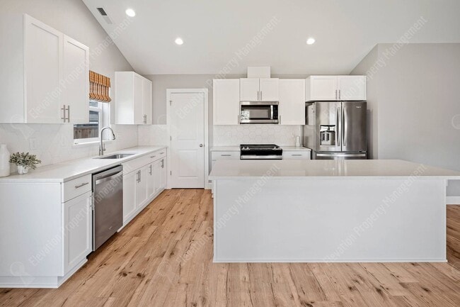 1679 SW Black Butte Ct