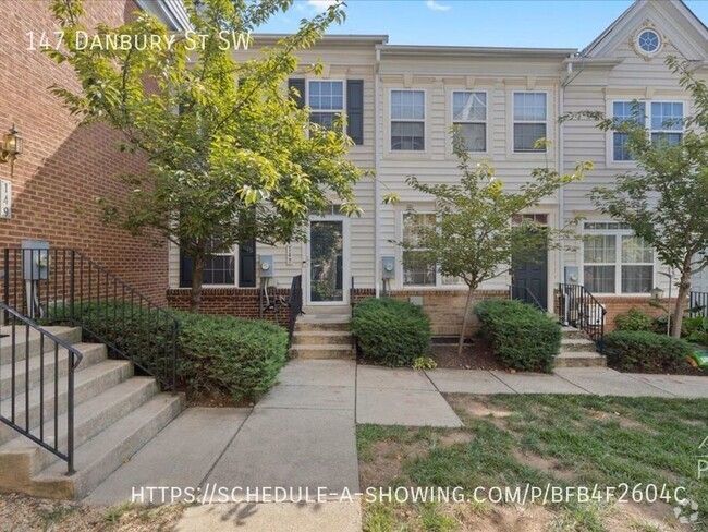 Building Photo - Spacious Townhome with Garage parking