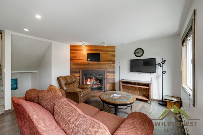Building Photo - Woodworks Townhome- 3 Bedroom/3 Bath Unit w/Updated kitchen on the Bus Route