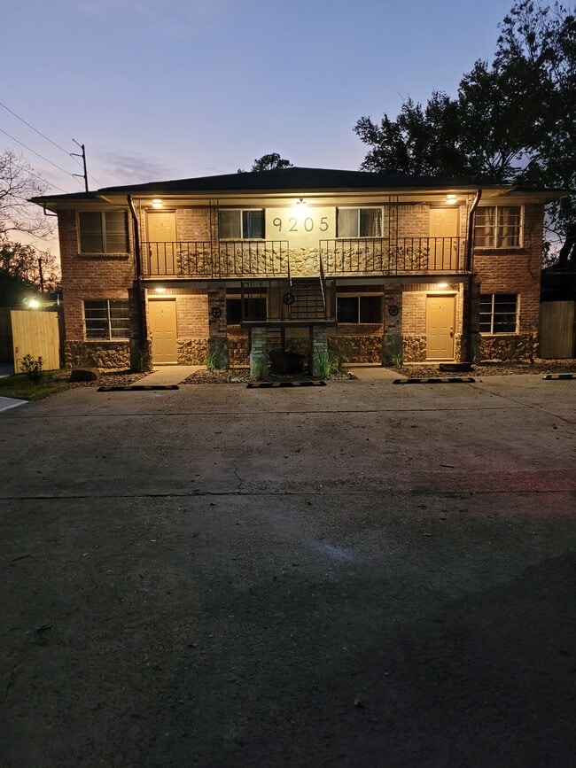 Building Photo - 9205 Allwood St Unit 9205 Allwood Apt B