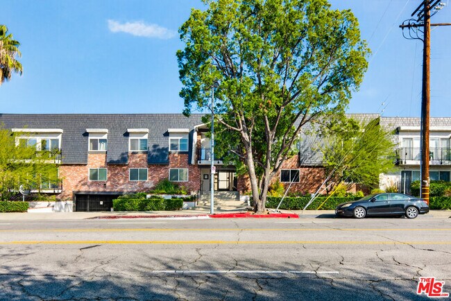 Building Photo - 5252 Coldwater Canyon Ave Unit 111