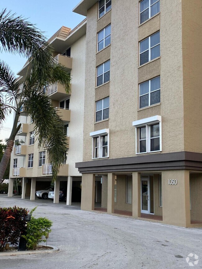 Building Photo - 1050 SE 15th St Unit 205 Rental