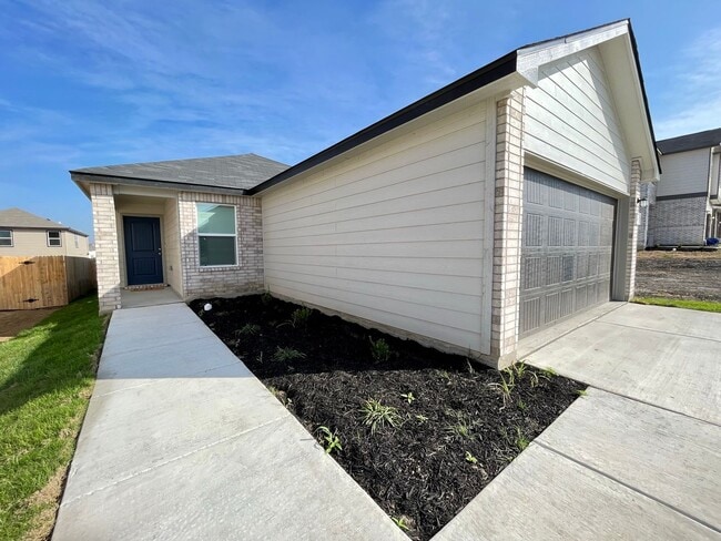 Building Photo - 3 Bedroom/2 Bath Skyview Subdivision