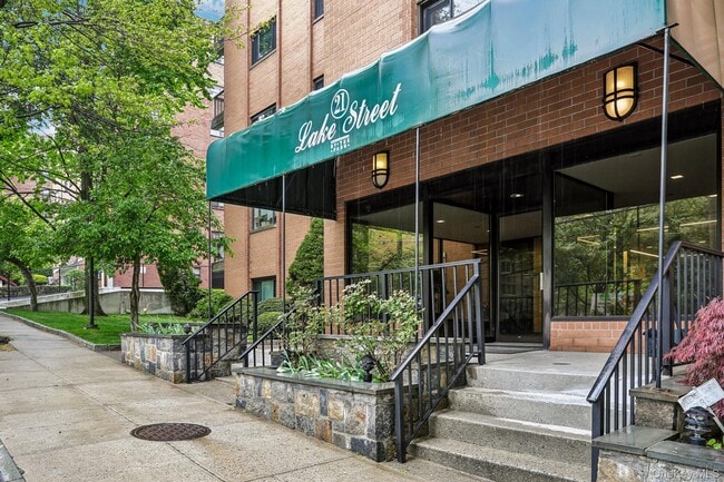 Building Photo - 21 Lake St Unit 6J