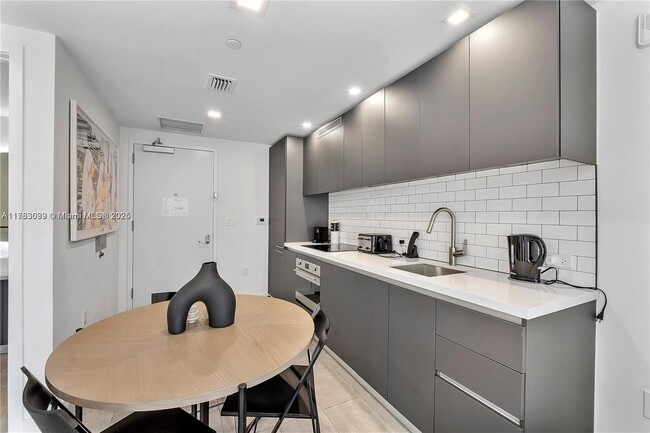 Building Photo - 227 NE 2nd St Unit 2201 Rental