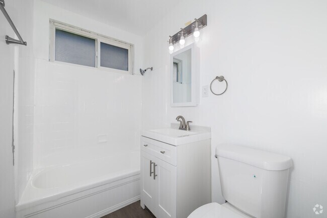 2BR, 1BA - 850SF - Bathroom