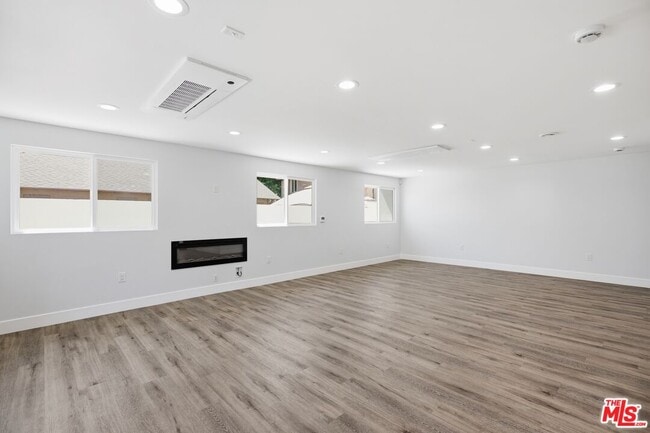 Building Photo - 11611 Burbank Blvd