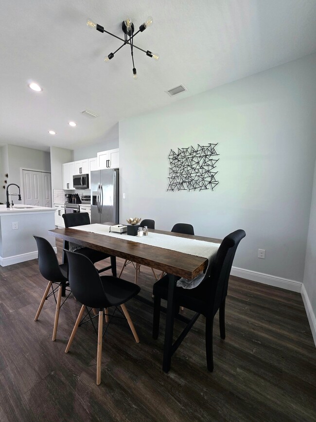 Photo - 7105 Happiness St