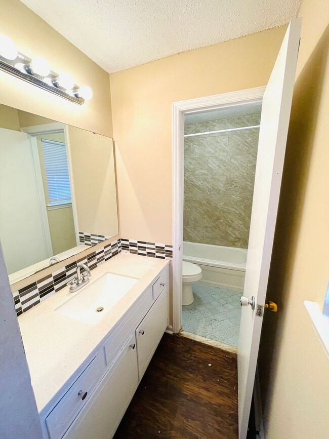 Photo - ** 3 Bed 2 Bath located off Wares Ferry road ** Call 334-366-9198 to schedule a self tour