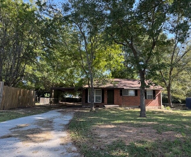 Lovely 3BR / 1 Bath Brick Ranch in Riverdale! - Lovely 3BR / 1 Bath Brick Ranch in Riverdale! House