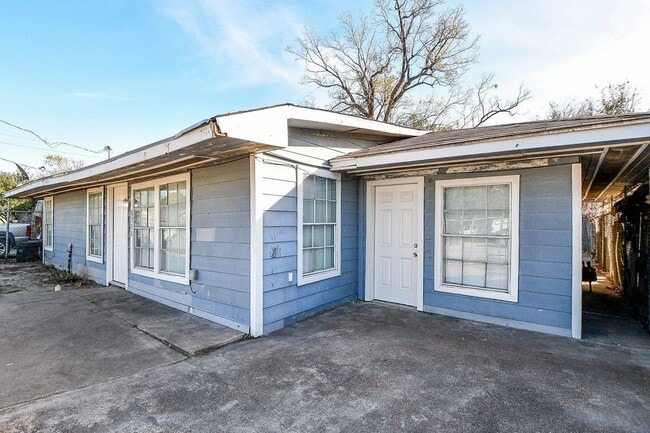 Photo - 8308 John St