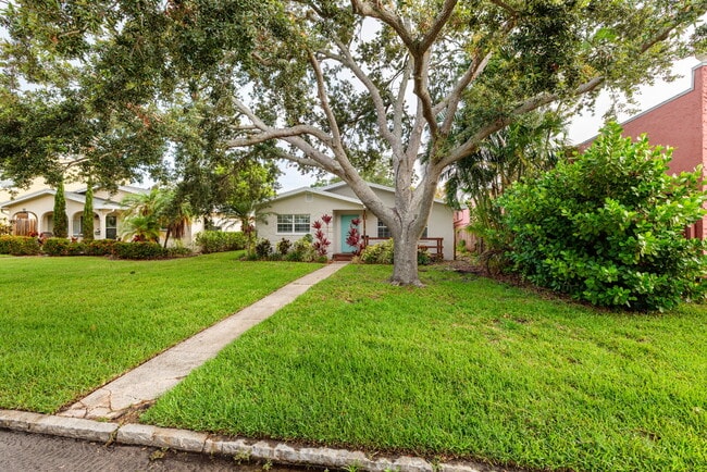 Building Photo - Charming single-family home nestled in des...