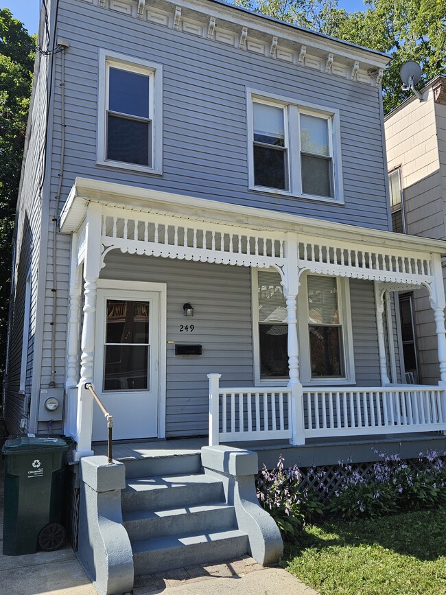 Building Photo - 249 Earnshaw Ave