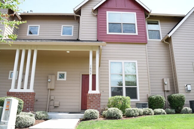 Building Photo - Beautiful 3 bed 2.5 bath townhome for rent!