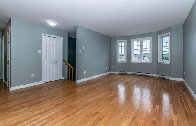 Photo - 590 Empire Ave