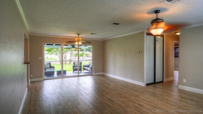 Photo - 1128 W River Dr