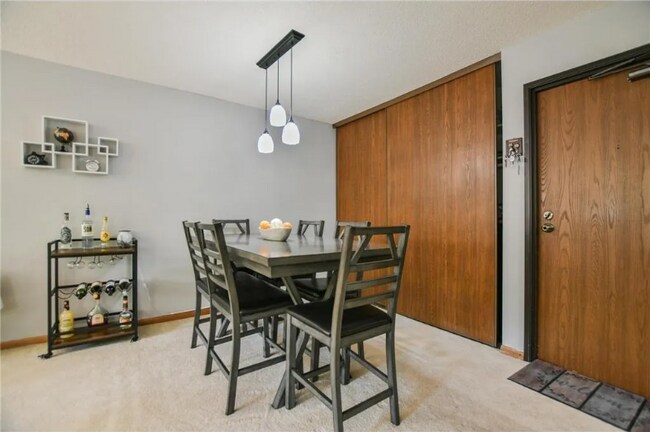 Photo - 1887 Silver Bell Rd