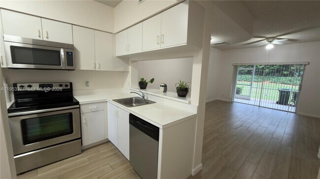 Photo - 16727 Hemingway Dr