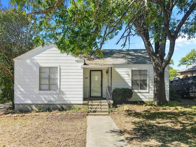 Building Photo - Ridglea West Home with Hardwood Floors & F...
