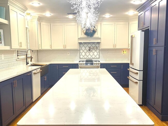 Building Photo - 472 Beauregard Dr
