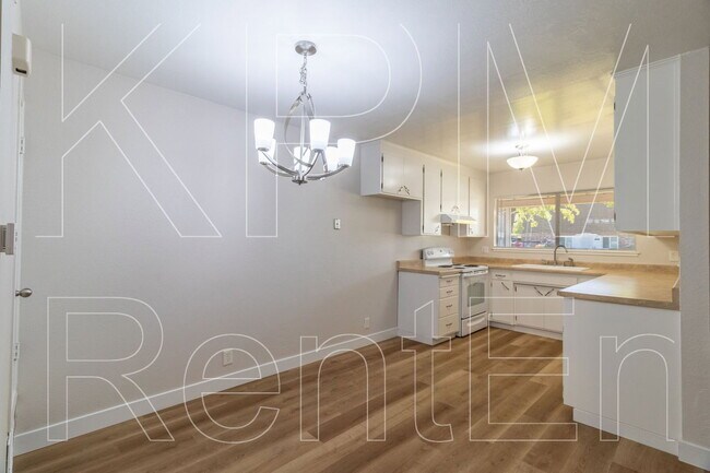 Photo - 443 E Robinhood Dr