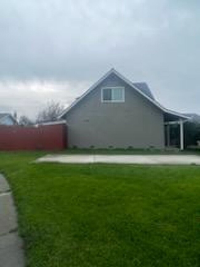 Corner lot home! - Corner lot home!