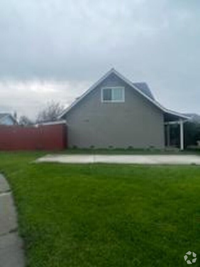 Building Photo - Corner lot home!
